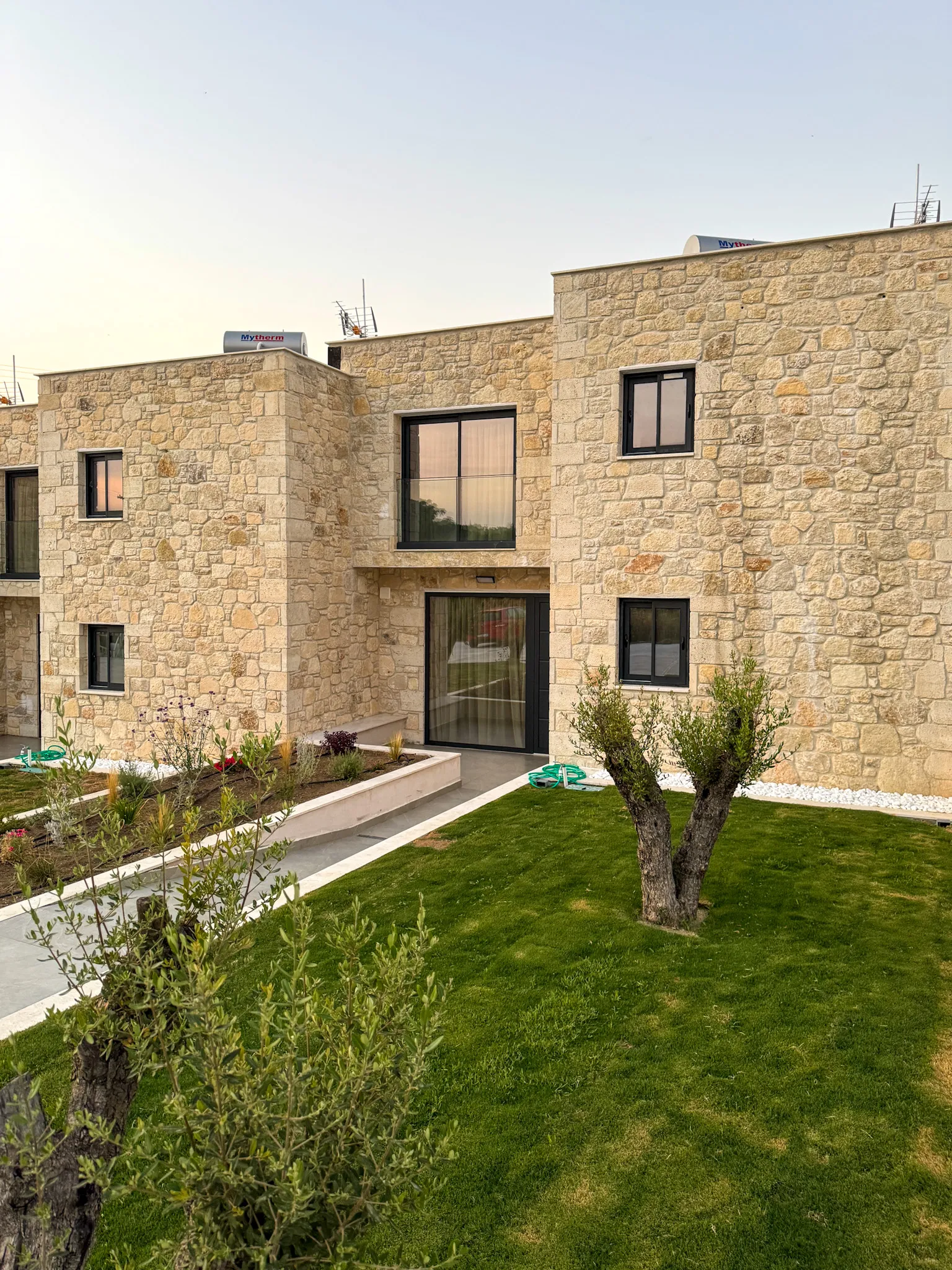 The Olive Path-Zgrada Hotela